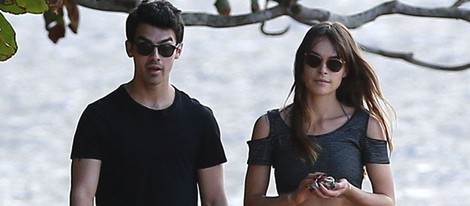 Joe Jonas pasea junto a su novia en Hawaii