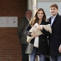 Iker Casillas y Sara Carbonero presentan a su hijo Martín