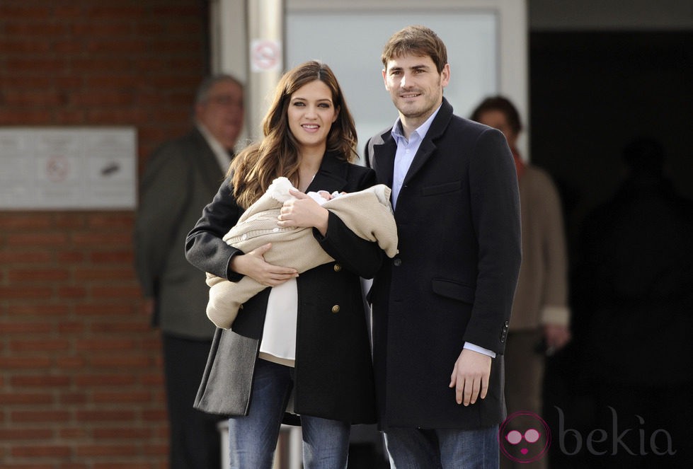 Iker Casillas y Sara Carbonero presentan a su hijo Martín