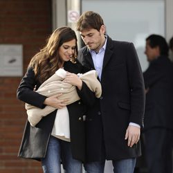 Iker Casillas y Sara Carbonero mirando con ternura a su hijo Martín a la salida del hospital