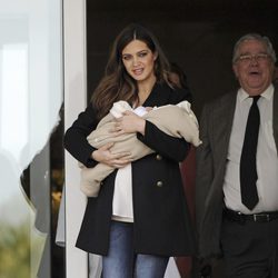 Sara Carbonero saliendo del hospital con su hijo Martín Casillas en brazos