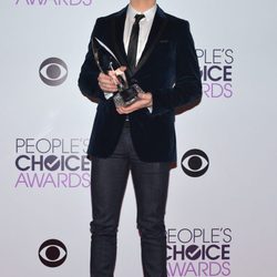 Chris Colfer en la alfombra roja de los People's Choice Awards 2014