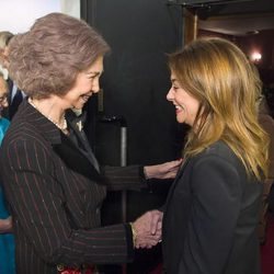 La Reina Sofía saluda a Toñi Moreno en el estreno de 'Vicente Ferrer'