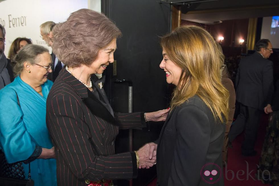 La Reina Sofía saluda a Toñi Moreno en el estreno de 'Vicente Ferrer'