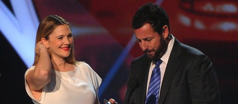 Drew Barrymore entregando un premio a Adam Sandler en los People's Choice Awards 2014
