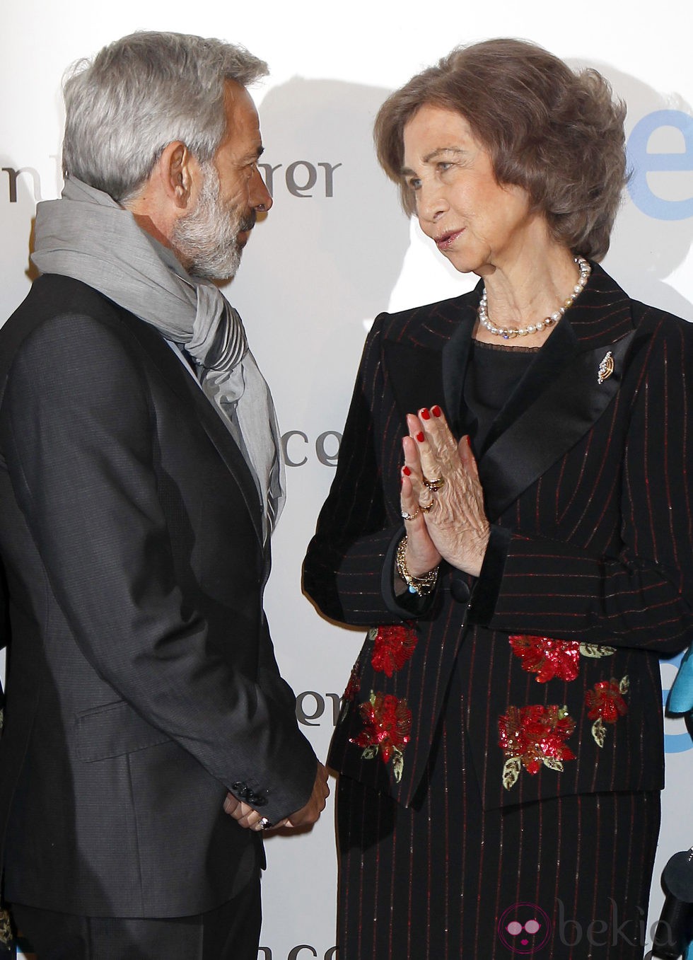 Imanol Arias y la Reina Sofía en el estreno de 'Vicente Ferrer'