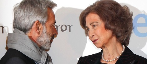 Imanol Arias y la Reina Sofía en el estreno de 'Vicente Ferrer'