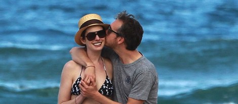 Anne Hathaway y marido Adam Shulmamuy cariñosos en Hawaii