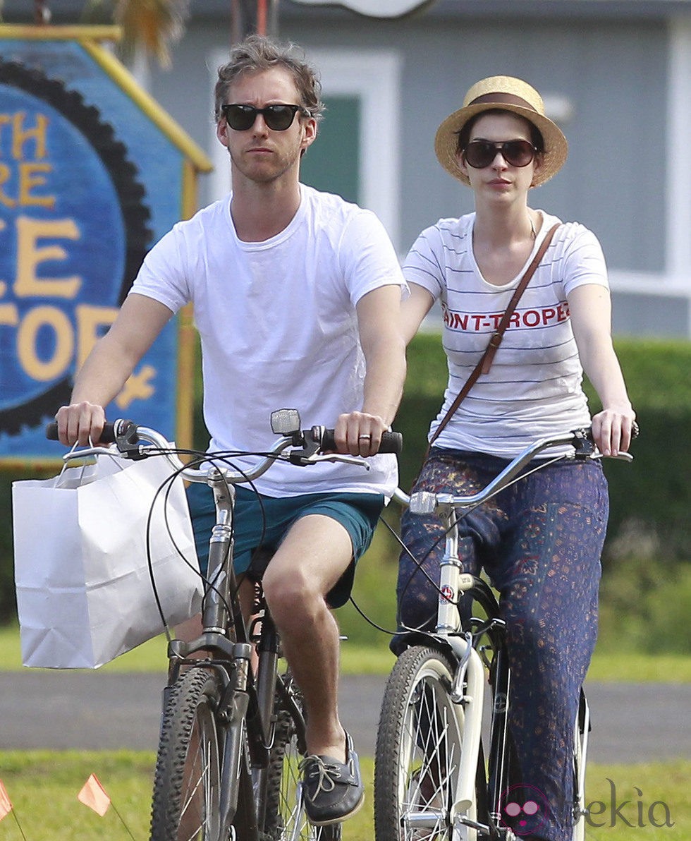 Anne Hathaway paseando en bici por Hawaii con su marido Adam Sulma