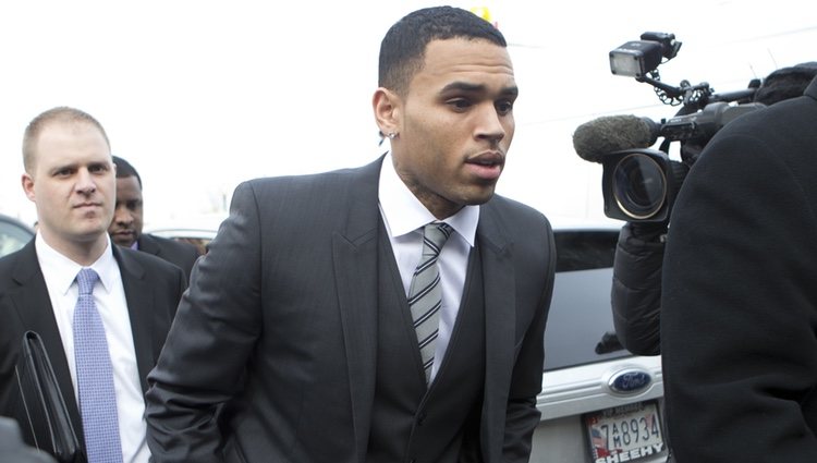 Chris Brown en su llegada a los juzgados