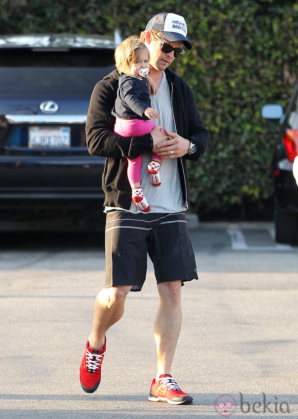 Chris Hemsworth con su hija India Rose en brazos por Santa Monica