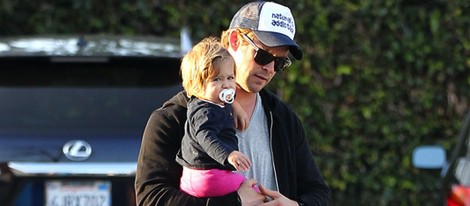 Chris Hemsworth con su hija India Rose en brazos por Santa Monica
