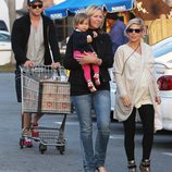 Elsa Pataky y Chris Hemsworth hacen la compra con su hija India Rose