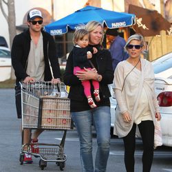 Elsa Pataky y Chris Hemsworth hacen la compra con su hija India Rose