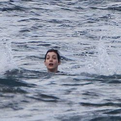 Anne Hathaway lucha por salvar su vida en el mar
