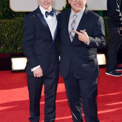 Nolan Gould y Rico Rodríguez en la alfombra roja de los Globos de Oro 2014