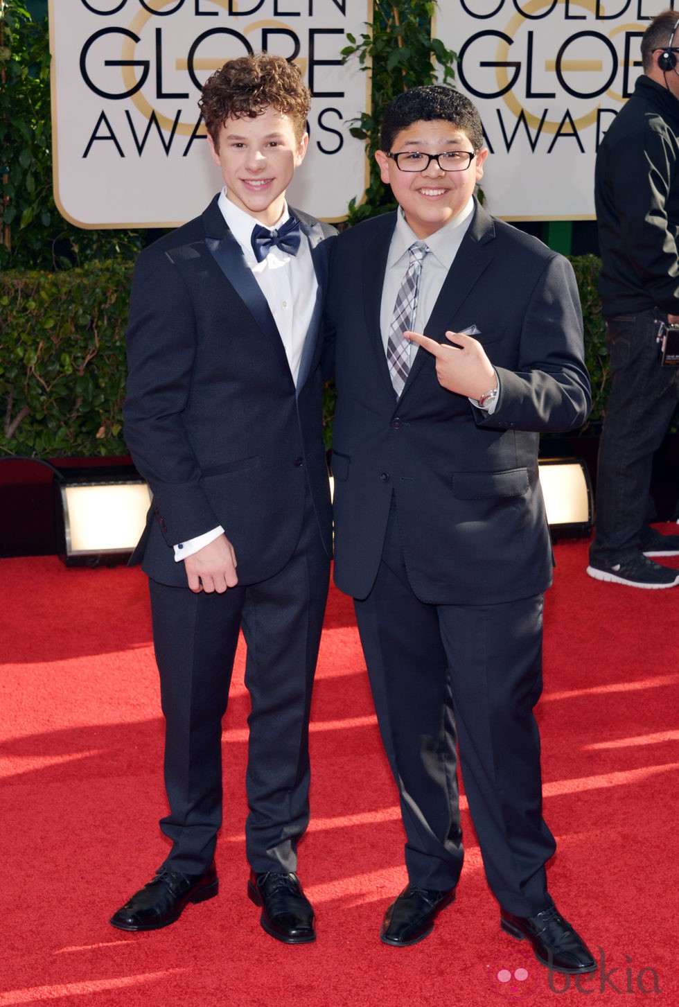Nolan Gould y Rico Rodríguez en la alfombra roja de los Globos de Oro 2014