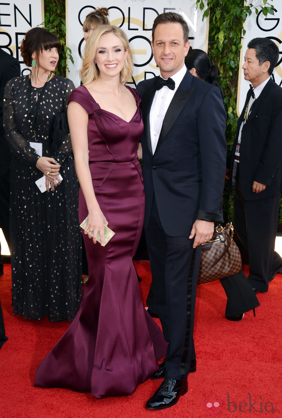 Josh Charles y Sophie Flack en la alfombra roja de los Globos de Oro 2014