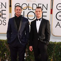 Taylor Kinney y Jesse Spencer en la alfombra roja de los Globos de Oro 2014
