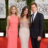 Kyra Sedgwick, Sosie Bacon y Kevin Bacon en la alfombra roja de los Globos de Oro 2014