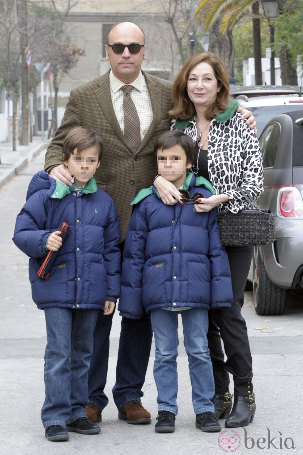 Ana Rosa Quintana posa con su marido y sus hijos en su 58 cumpleaños