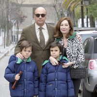 Ana Rosa Quintana posa con su marido y sus hijos en su 58 cumpleaños