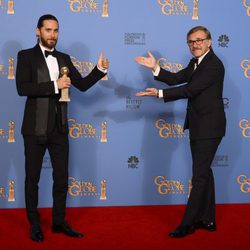 Jared Leto, mejor actor secundario, y Christoph Waltz en los Globos de Oro 2014