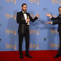 Jared Leto, mejor actor secundario, y Christoph Waltz en los Globos de Oro 2014
