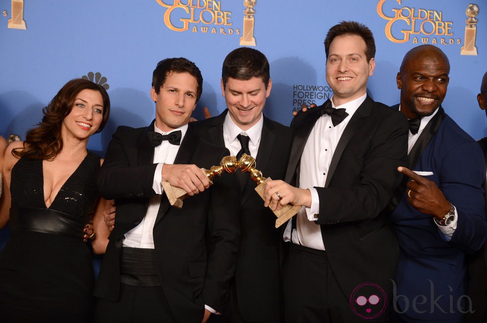 El equipo de 'Brooklyn Nine-Nine' posando como mejor serie de comedia en los Globos de Oro 2014