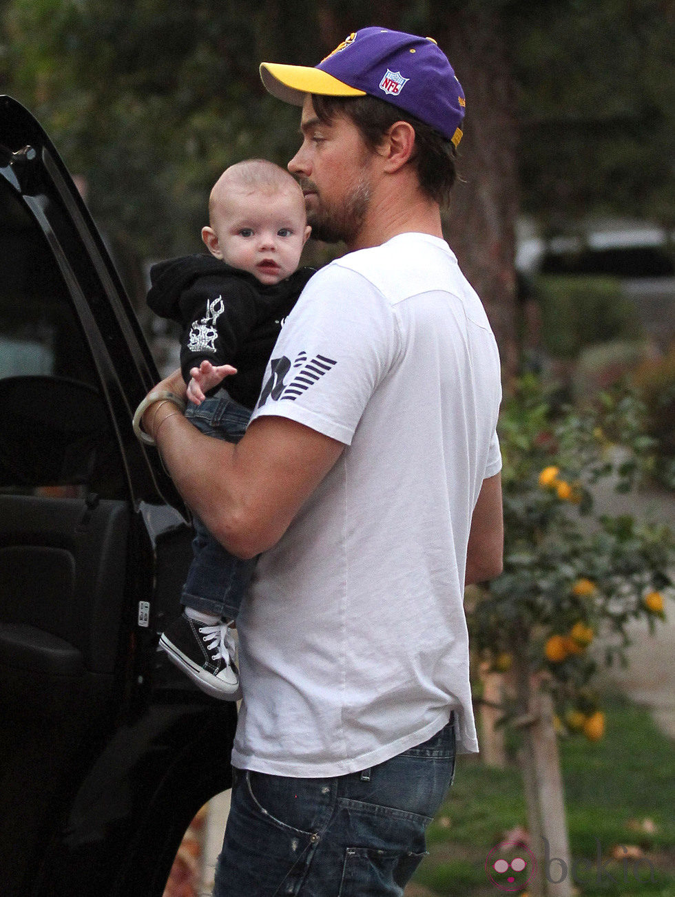 Josh Duhamel con su hijo Axl Jack en brazos