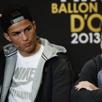 Cristiano Ronaldo y Leo Messi en la rueda de prensa previa al Balón de Oro 2013