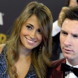 Leo Messi y Antonella Roccuzzo a su llegada a la entrega del Balón de Oro 2013