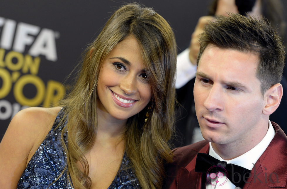 Leo Messi y Antonella Roccuzzo a su llegada a la entrega del Balón de Oro 2013