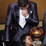 Cristiano Ronaldo, muy emocionado tras recibir el Balón de Oro 2013
