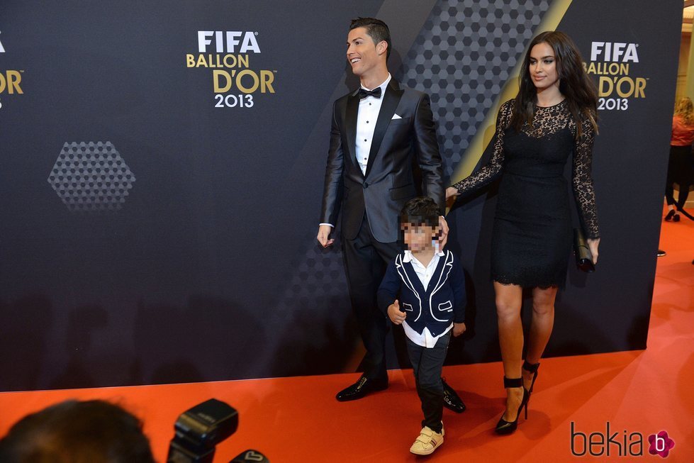 Cristiano Ronaldo con Irina Shayk y su hijo en la entrega del Balón de Oro 2013