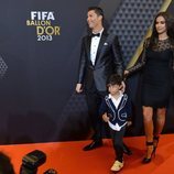 Cristiano Ronaldo con Irina Shayk y su hijo en la entrega del Balón de Oro 2013