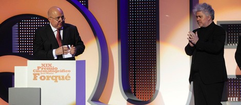 Agustín Almodóvar agradece su Medalla de Oro junto a Pedro Almodóvar en los Premios José María Forqué 2014