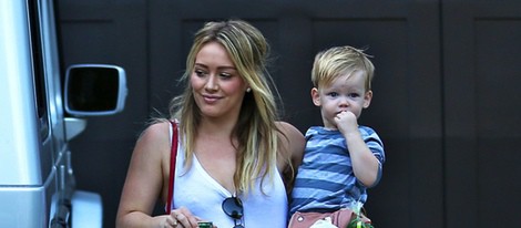 Hilary Duff con su hijo Luca en brazos tras anunciar su separación de Mike Comrie