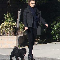 Mila Kunis paseando a su perro tras los Globos de Oro 2014