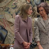 La Reina Sofía habla con la Princesa Letizia en un acto oficial en La Zarzuela