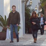 Alberto Isla y Chabelita Pantoja paseando por las calles de Marbella