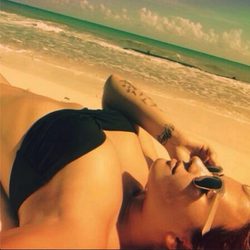 Demi Lovato se relaja en una playa tropical