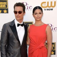 Matthew McConaughey y Camila Alves en la alfombra roja de los Critics' Choice Movie Awards 2014