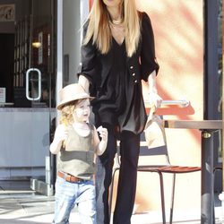 Rachel Zoe paseando con su hijo mayor Skyler Morrison por Beverly Hills