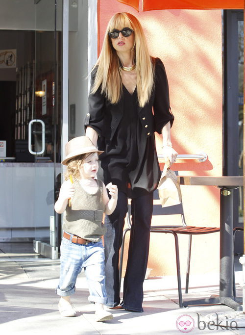 Rachel Zoe paseando con su hijo mayor Skyler Morrison por Beverly Hills