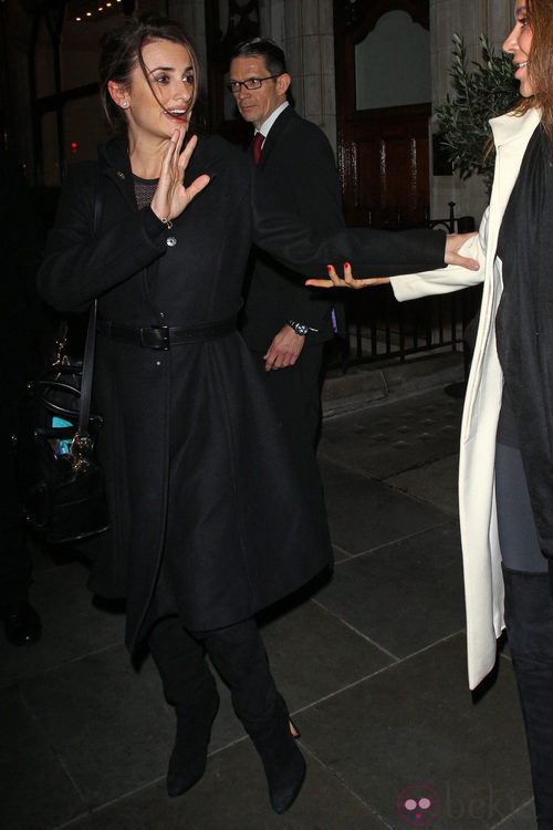 Penélope Cruz después de cenar con Ridley Scott y su mujer en Londres