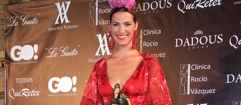 Laura Sánchez recoge el premio Andaluza con Arte en la pasarela We love flamenco