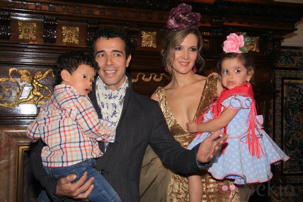 Víctor Puerto y Noelia Margoton con sus hijos en la segunda edición de We love flamenco