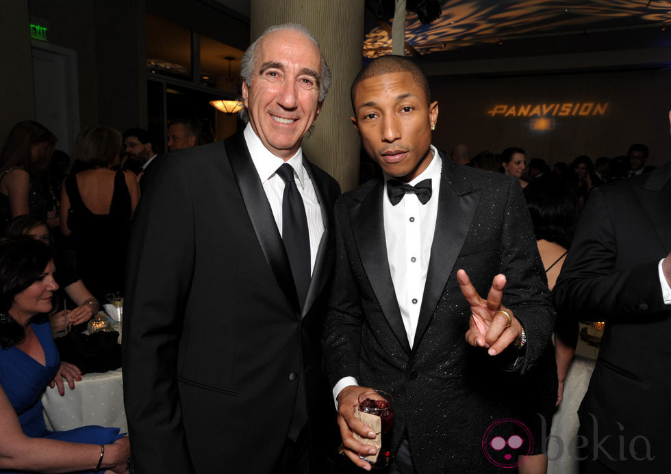 Gary Barber y Pharrell Williams en la gala de entrega de los Producers Guild Awards 2014