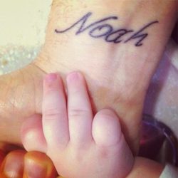 Michael Bublé se tatúa el nombre de su hijo en la muñeca